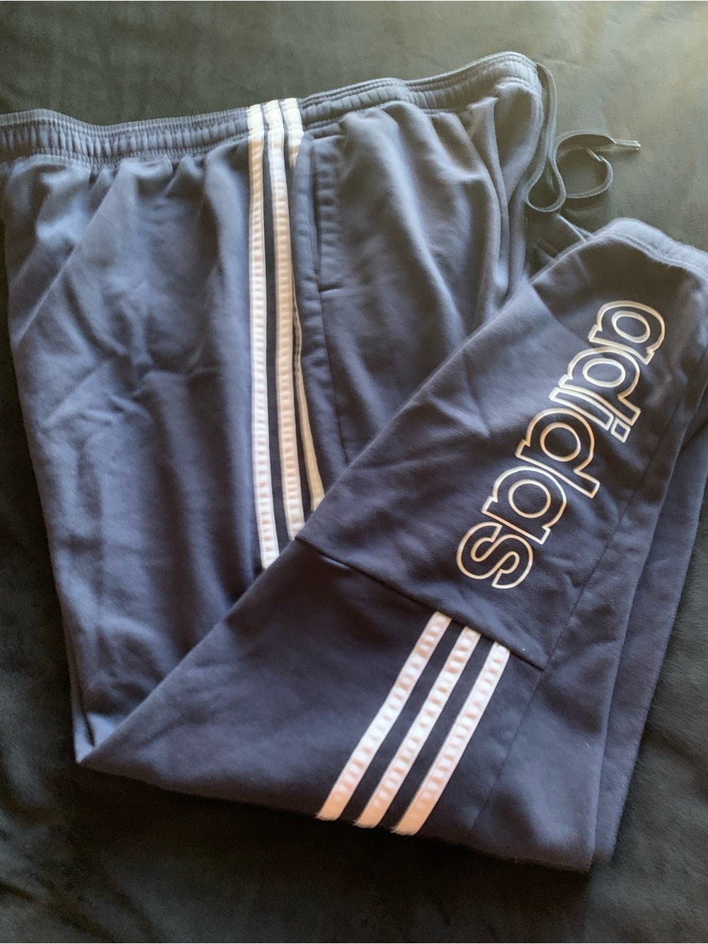 adidas Navy Joggers with White Stripe Logo

Mix 1 0426
